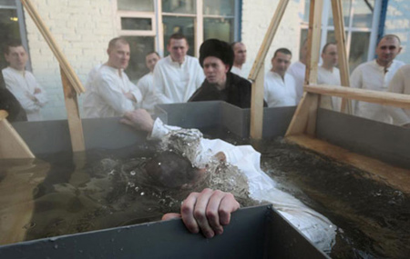 اخبار , اخبار گوناگون,غسل تعمید میان آب و یخ,تصاویر غسل تعمید میان آب و یخ