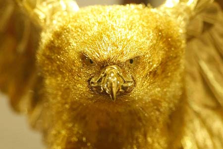 عقابی از طلا در یک جواهرفروشی به نمایش گذاشته شده است- توکیو، ژاپن