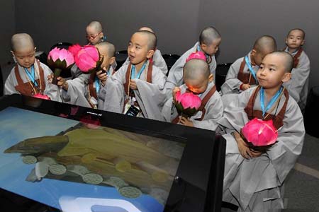 راهب های کوچک بودایی در جریان بازدید موزه مخابرات- سئول، کره جنوبی