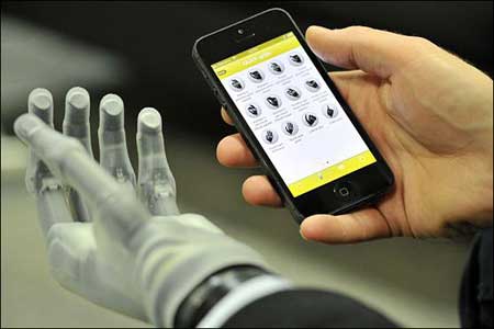 تصاویر دست بیونیکی که با تلفن هوشمند کنترل می شود