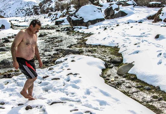 (تصاویر) شنای مرد یخی در سرمای سبلان
