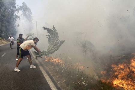 تلاش برای اطفاء آتش جنگل (اسپانیا)