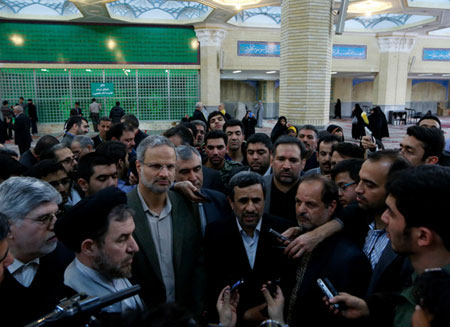 احمدی‌نژاد در حرم امام(ره) + تصاویر