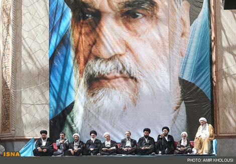 احوالپرسی احمدی نژاد و هاشمی در حرم امام