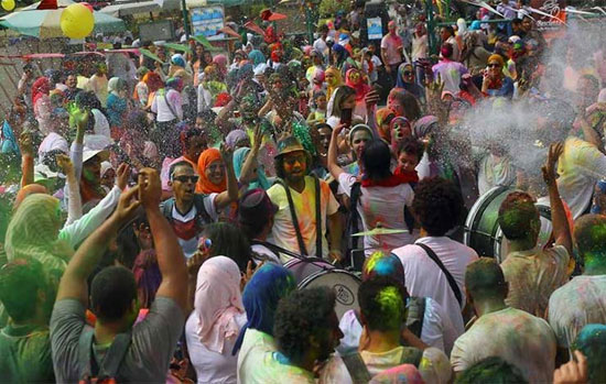 تصاویر زیبا از جشن رنگ‌ها در مصر