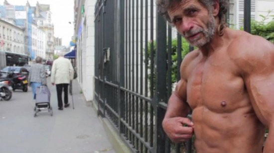راهکار عجیب یک بی‌خانمان برای بدنسازی +عکس