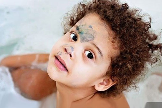 پسرم را خودم حمام کنم؟/ بچه‌ها از چه وقت متوجه تفاوت‌های جنسیتی می‌شوند؟
