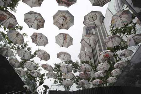    تزئین خیابانی با چتر در سئول، کره جنوبی