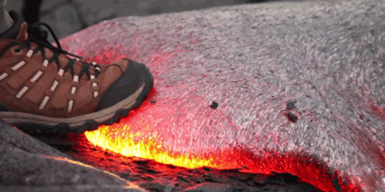 تماشا کنید: اگر پای خود را روی مواد مذاب آتش‌فشانی بگذارید چه اتفاقی می‌افتد؟!