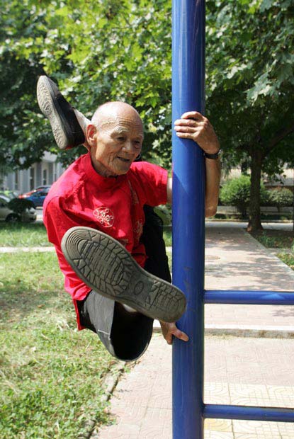 تمرین یوگای پیرمرد 76 ساله چینی در پارکی در شهر شیان