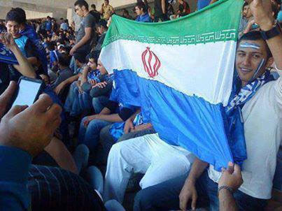 بی‌احترامی هواداران به پرچم ایران +عکس
