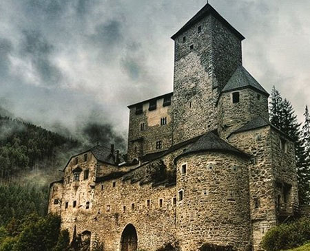 بهترین قلعه های دنیا,زیباترین قلعه های دنیا,قلعه "ریفنستین" در ایتالیا