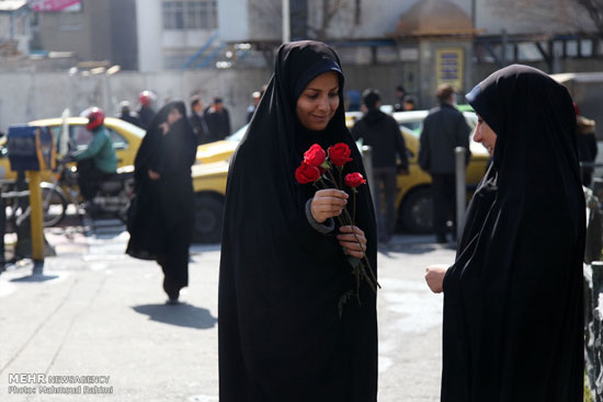 تصاویری از اهداء گل به زنان با حجاب در تهران