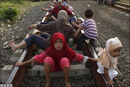 تصاویر: شفا بخشی ریل قطار در اندونزی
