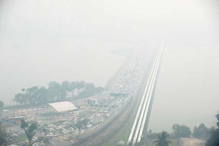 دود ناشی از آتش سوزی جنگل های سوماترا اندونزی به صورت غبار سنگاپور را تحت تاثیر قرار داده است