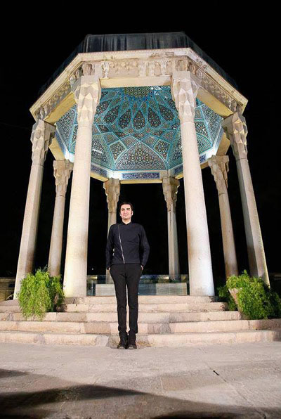 عکس: حافظ ناظری در آرامگاه حافظ شیرازی