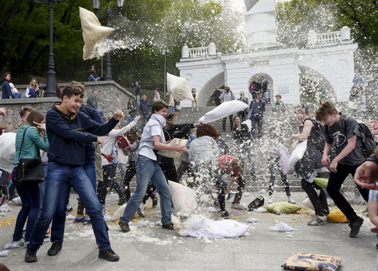 مبارزه بالش ها در کیف پایتخت اوکراین