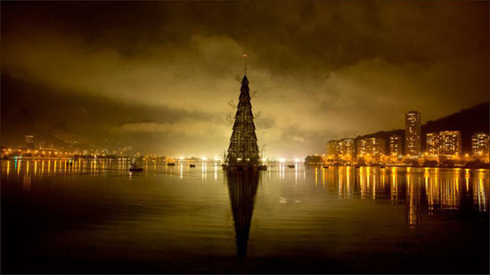 روشن شدن بزرگترین درخت کریسمس روی آب در برزیل