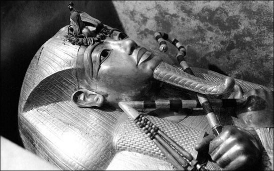 افتادن ریش ماسک طلایی توتان خامون فرعون مصر