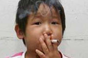 این دختر 3 ساله معتاد به سیگار است