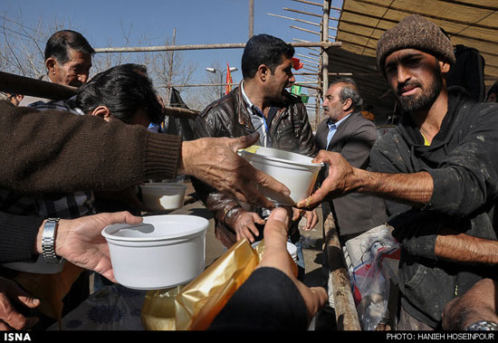 پخت شله‌زرد نذری در شیراز