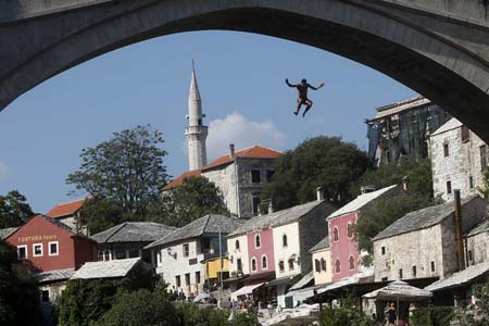 مسابقات سالانه پرش از روی پل به رودخانه در بوسنی