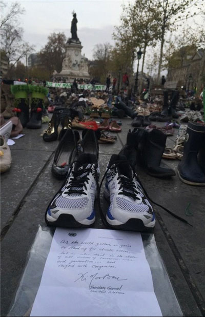 اعتراض با کفش های جفت شده! +عکس