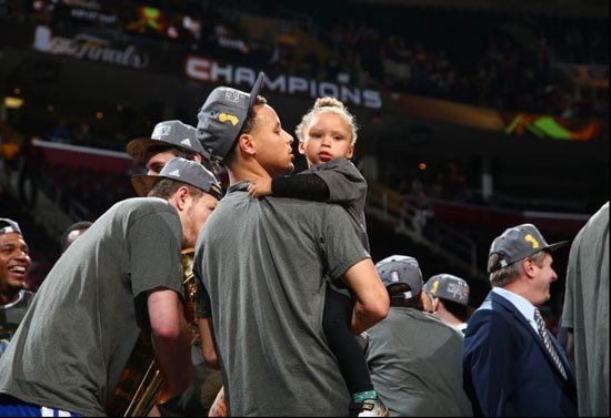 جشن استیفن کری با دخترش در NBA +عکس