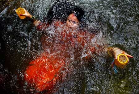 عکسهای جالب,آب مقدس زن هندو,تصاویر دیدنی