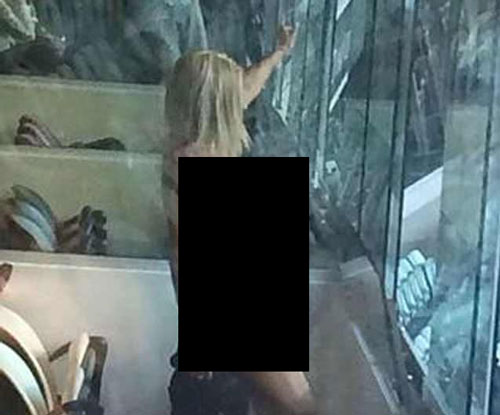 زن برهنه فینال AFL را به هم ریخت +عکس