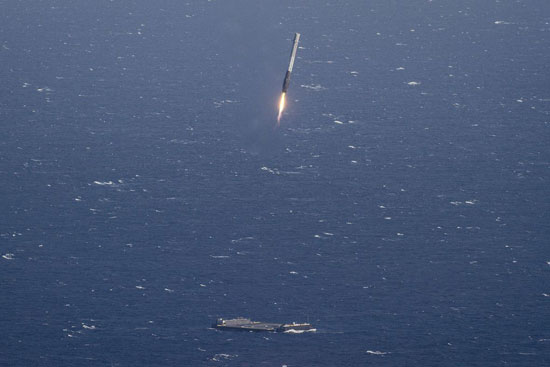 تصاویری از فرود موفقیت آمیز راکت فالکون 9 اسپیس ایکس روی سکوی شناور