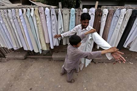 خرید لباس دست دوم به مناسبت نزدیک شدن عید فطر در پیشاور پاکستان