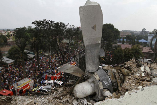 فیلم: سقوط هواپیمای اندونزی وسط شهر