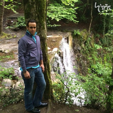 عكس: علی كریمی در کنار یک آبشار زیبا