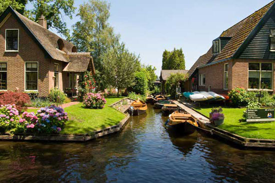 دهکده‌ای زیبا بدون حتی یک خیابان در هلند + عکس