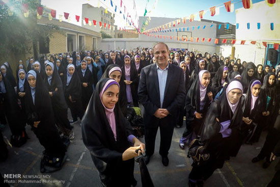 عکس سلفی قالیباف در مدرسه دخترانه