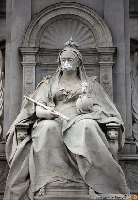 عکس: ماسک مخصوص مجسمه ملکه ویکتوریا