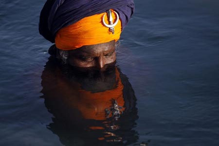  آب تنی یک سیک در حوض مقدس معبد طلایی در آمریتسار هند