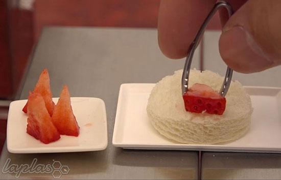 کوچکترین کیک ها با کوچکترین وسایل در کوچکترین آشپزخانه دنیا