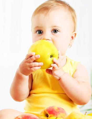 میوه خوردن کودک,میوه های مناسب کودک