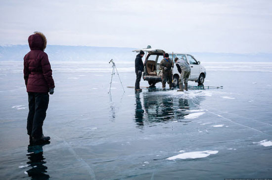 خودرویی روی دریاچه یخ‌زده (عکس)