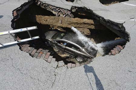    خودرویی در حال حرکت در خیابانی در تولیدو در ایالت اوهایو در داخل حفره ای سقوط کرد