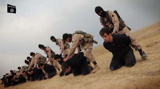 داعش سربازی سوری را سر برید +عکس‬(16+)