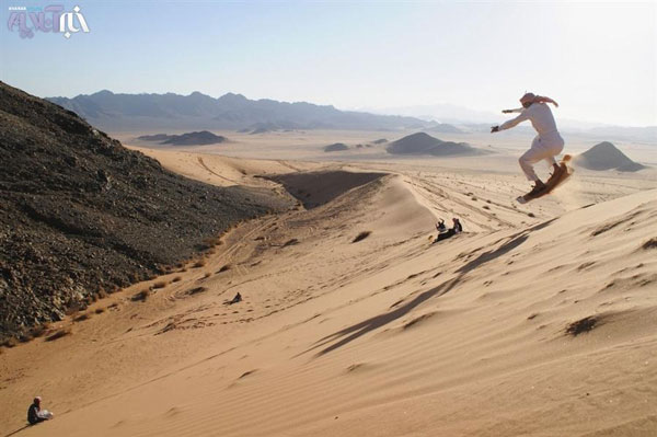 اسکی بازی اعراب در صحرای عربستان! +عکس