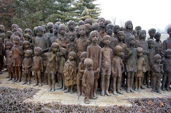 یادبودی برای 88 کودک کشته شده در یک روستا