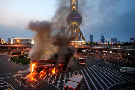 آتش گرفتن اتوبوس گردشگران خارجی در شانگ های، چین