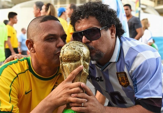 بوسه بدل مارادونا و رونالدو بر کاپ جام جهانی +عکس