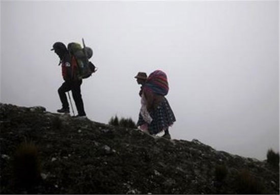 کوهنوردی زنان در بولیوی با لباسهای محلی+ تصاویر