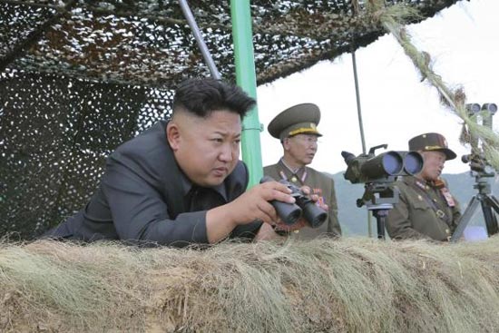 کیم جونگ اون را در حال نظاره کردن شلیک راکت به کره جنوبی ببینید