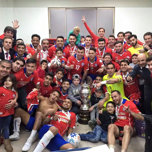 عکس: خوشحالی بازیکنان شیلی در رختکن